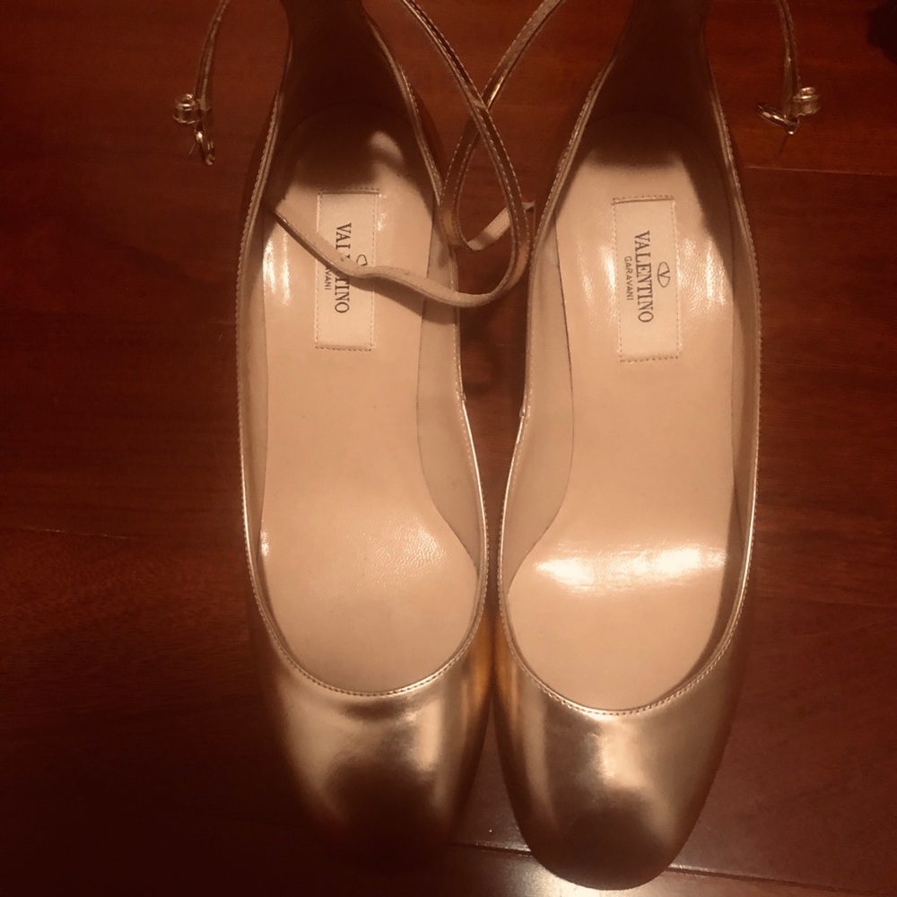 Golden metallic shoes by Valentino.